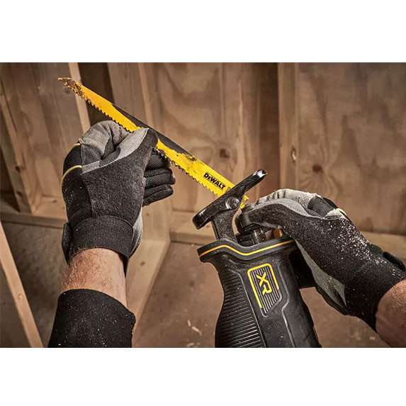 Пила шабельна акумуляторна DeWALT DCS382N (Без АК І ЗП)