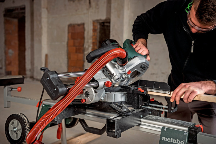 Пила торцювальна Metabo KGS 216 M New 613216000